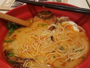 味千拉面（在城市中感受浓郁日本风味的美食之旅）